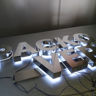 Logo podświetlane lustrzane litery 3D przestrzenne