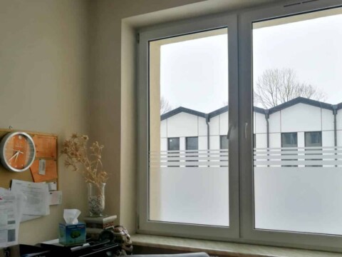 Oklejenie szyb folią dekoracyjną okno