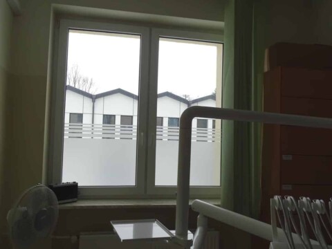 Oklejenie szyb folią dekoracyjną ośrodek zdrowia