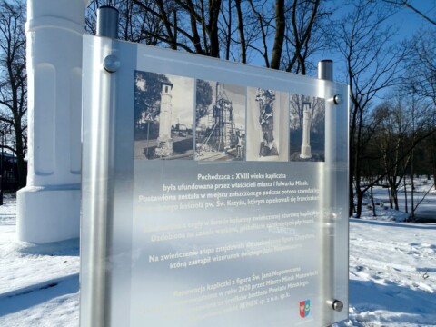 tablica pamiątkowa stojąca pleksiglas