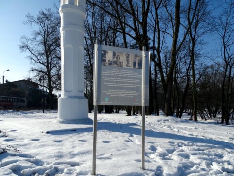 Pamiątkowa tablica miejska stojąca w Mińsku Mazowieckim