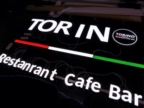 Podświetlany napis na ścianę reklama przestrzenna logo litery