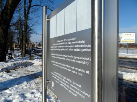 Tablica pamiątkowa stojąca jak wygląda