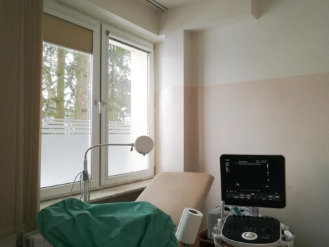 dekoracyjne przyciemnianie szyby w gabinecie lekarskim