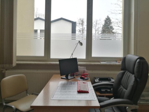 dekoracyjne przyciemnianie szyby w gabinecie