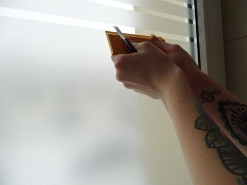 naklejanie folii dekoracyjnej na szybę okna