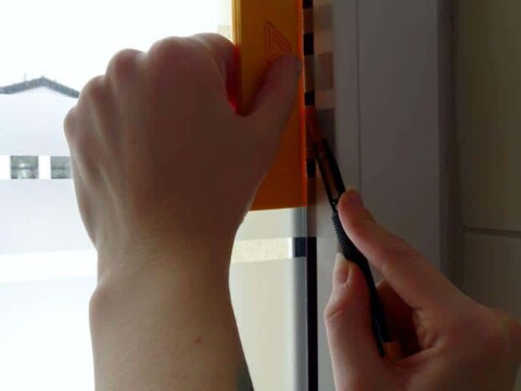 naklejanie folii mrożonej na szybę cięcie