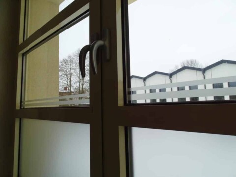 oklejenie szyb folią dekoracyjną mrożoną ośrodek zdrowia