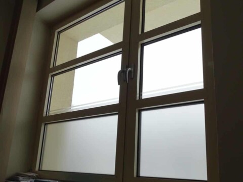 przyciemnianie szyby folia mrożona na okna