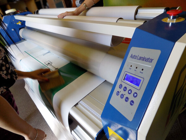 Reklama na samochody _ Laminowanie reklamy na samochód folia samochodowa