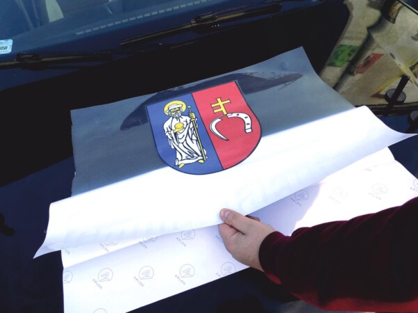 Reklama na samochody _ Naklejanie logo na maskę samochodu naklejka litery