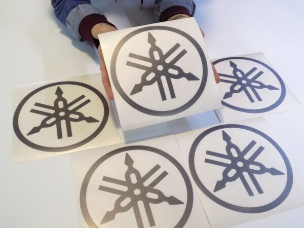 Reklama na samochody _ Napisy naklejki logo na pojazdy i karoserie samochodów