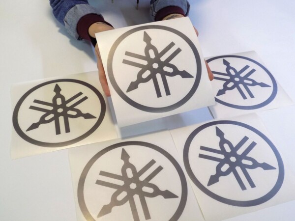 Reklama na samochody _ Napisy naklejki logo na pojazdy i karoserie samochodów