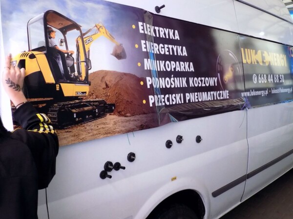 Reklama na samochody _ Oklejanie samochodu dostawczego firmową grafiką reklamową