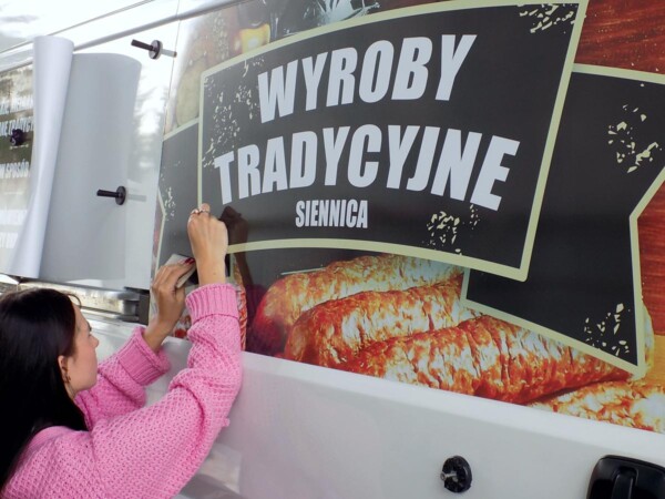 Reklama na samochody _ druk naklejek na samochód firmowy oklejanie samochodu