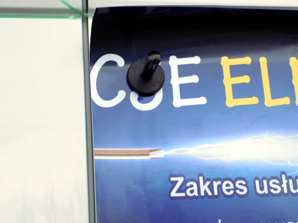 Reklama na samochody _ naklejanie naklejki reklamowej na samochód dostawczy 4