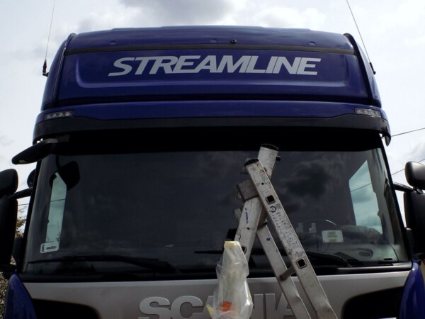 Reklama na samochody _ napis litery streamline na kabinie samochodu scania