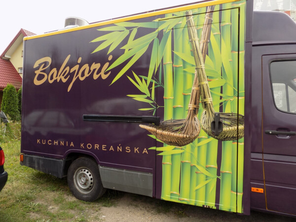 Reklama na samochody _ oklejanie samochodu dostawczego foodtruck