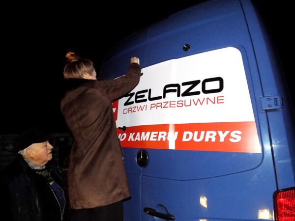 Reklama na samochody _ oklejanie samochodu firmowego reklamą zagraniczną