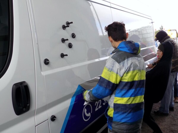 Reklama na samochody _ oklejanie samochodu folią samoprzylepną z nadrukiem