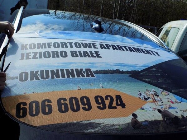 Reklama na samochody _ oklejanie szyby samochodu folią z nadrukiem
