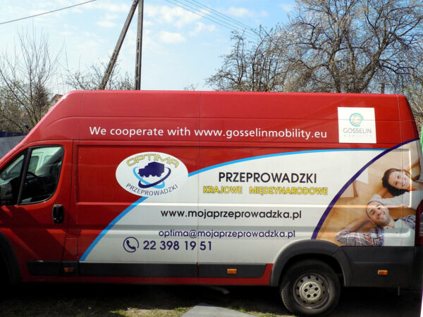 Reklama na samochody _ renowacja reklamy na samochodzie firmowym