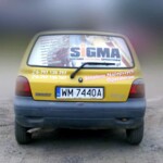 Trwała reklama na szybę samochodu - naklejka perforowana i napisy cięte ploterem