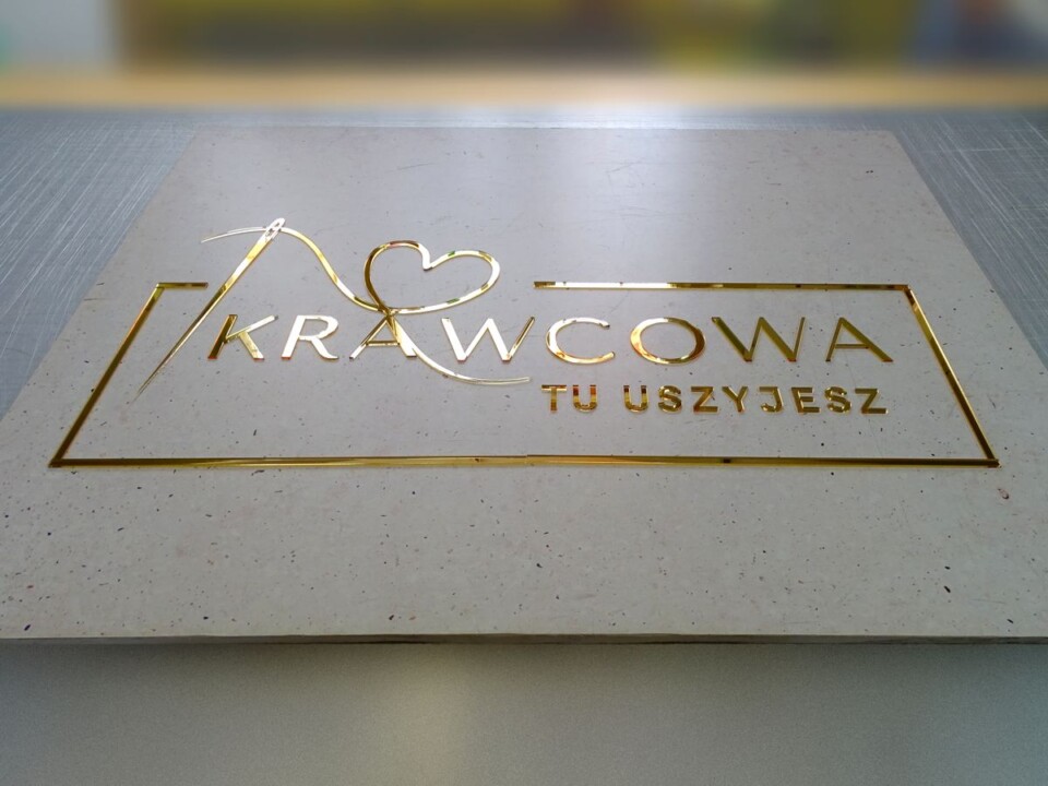 Jak wygląda znak graficzny, logo, reklama 3D ze złotej, lustrzanej pleksi? Jak wykonujemy złote napisy reklamowe cięte laserem? Reklama ze złotego lustra akrylowego - pleksiglasu - obejrzyj zdjęcia reklamy ciętej na wymiar, na zamówienie.