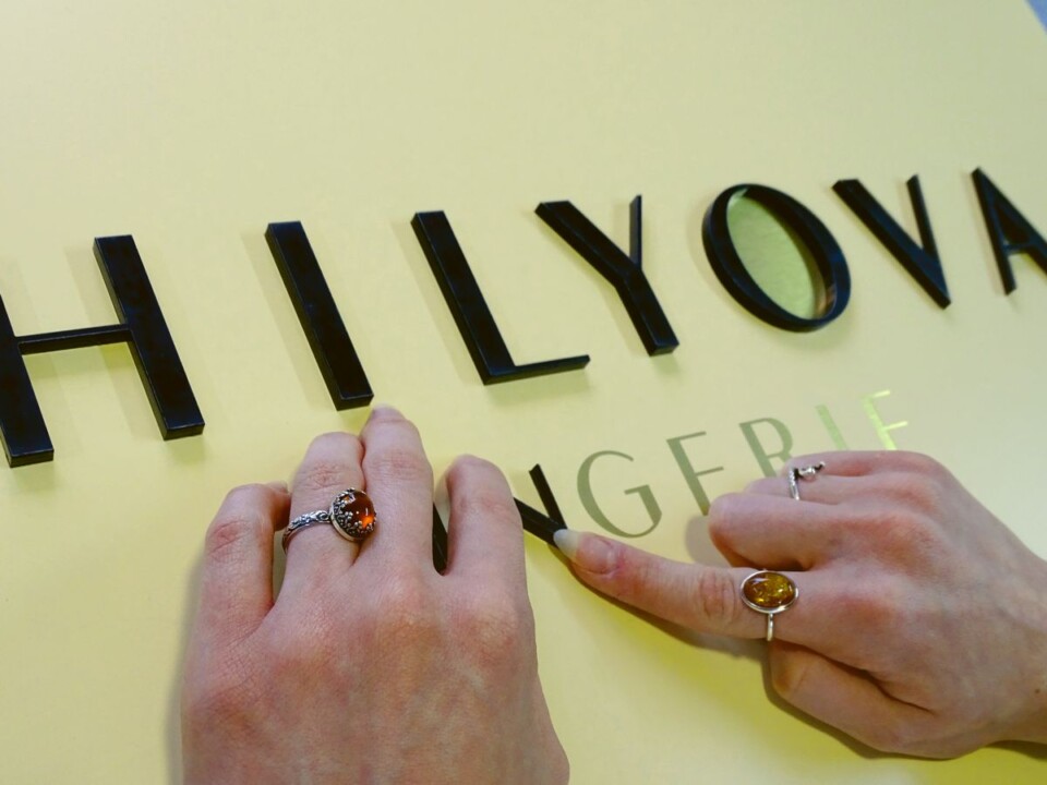 Wykonanie eleganckiej tablicy z logo produkcja reklamy