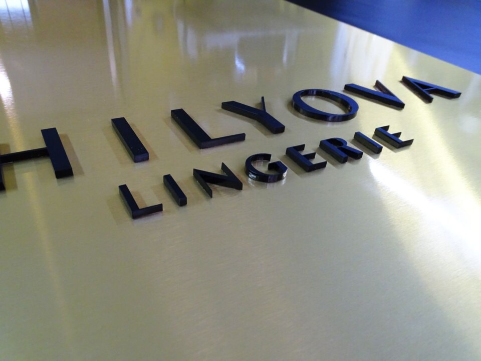 Wykonanie złotej tablicy szyldu logo 3D