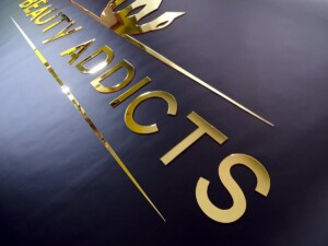 litery złote lustrzane z plexi logo