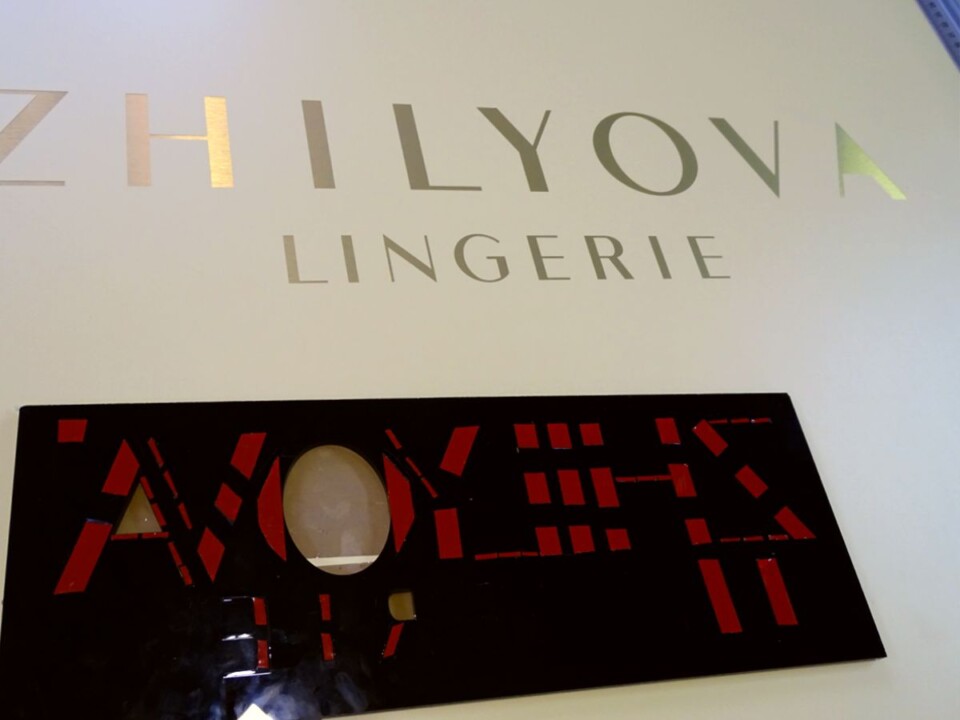 produkcja eleganckiej reklamy złota tablica z logo