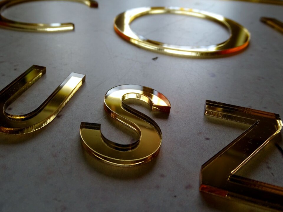przestrzenne litery z pleksi złote lustro jak wyglądają z bliska