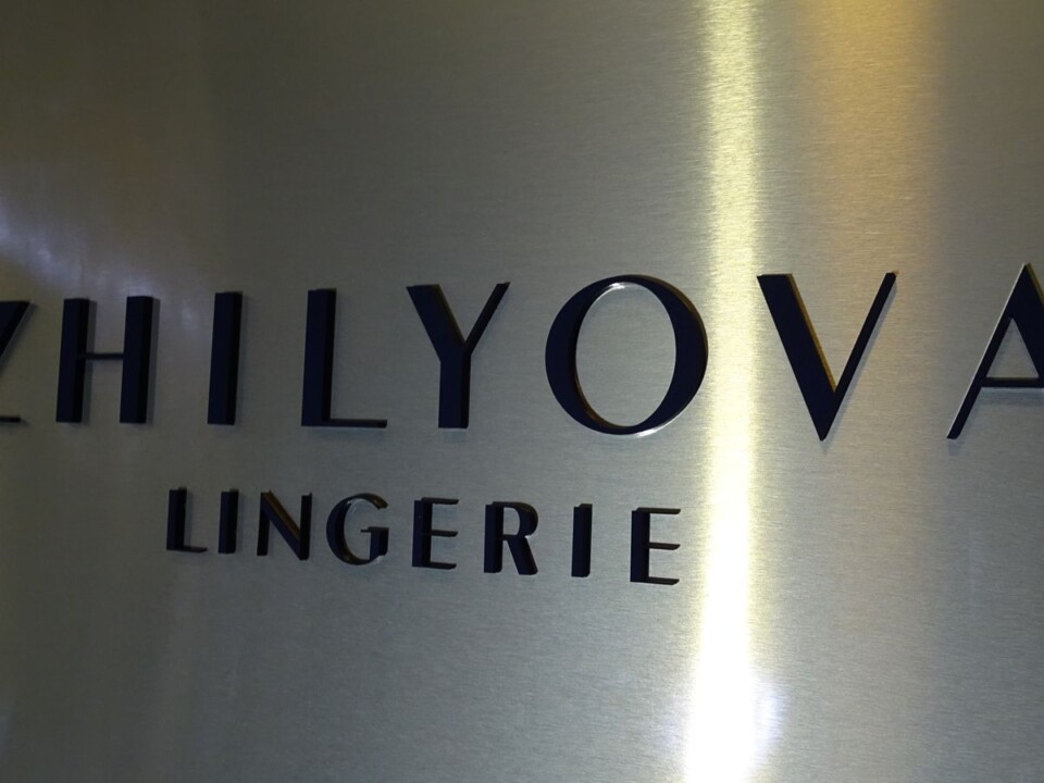 szyld z dibondu złoto szczotkowane litery 3D pleksa czarna