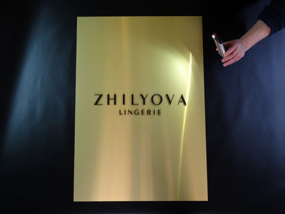 złoty szyld firmowy tablica przestrzenne litery pleksi