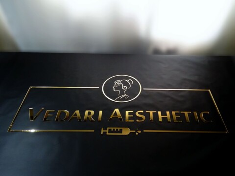 Logo złote z pleksi złotej lustrzanej reklama salonu