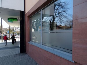 Oklejenie szyb okien punktu usługowego w Mńsku Mazowieckim