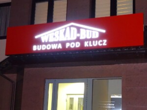 Reklama zewnętrzna na budynek, świecący kaseton reklamowy logo