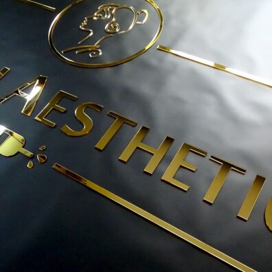 Reklama złote logo ze złotego lustra pleksi