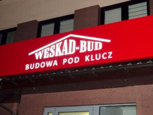 Świecąca reklama na budynku logo podświetlane kaseton frezowany