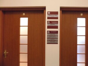 system oznakowania informacyjnego oznakowanie pomieszczeń w budynku