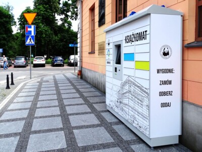 Książkomat oznakowanie reklama na ksiązkomacie biblioteki publicznej w mińsku