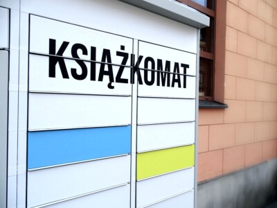 Oklejanie książkomatu grafiką napisy na książkomat