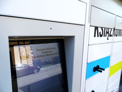 Oklejanie książkomatu grafiką oznakowanie na książkomat reklama