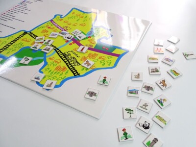 metalowa tablica dydaktyczna mapa miasta z magnesami