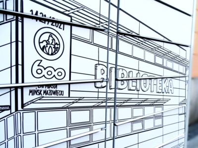 okolicznościowe oklejenie książkomatu reklamą grafika na książkomat