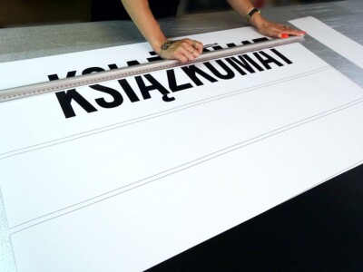 wykonanie reklamy oznakowanie okolicznościowe książkomatu miejskiego dla biblioteki