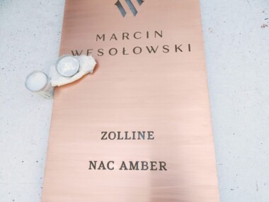 Reprezentacyjny szyld miedziany reklama jubilera _ nakładanie wosku