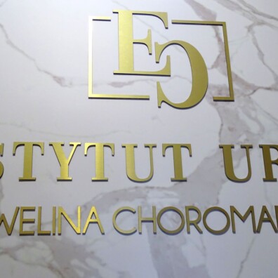 cięcie logo litery z Dibondu złotego wycinane cyfrowo CNC reklama 3D