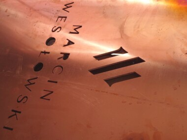 logo wycinane litery szyld z blachy miedzianej szkło pleksiglas